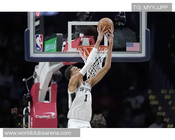 文班亚马首场比赛表现惊艳五次盖帽加隔扣字母哥引发热烈讨论